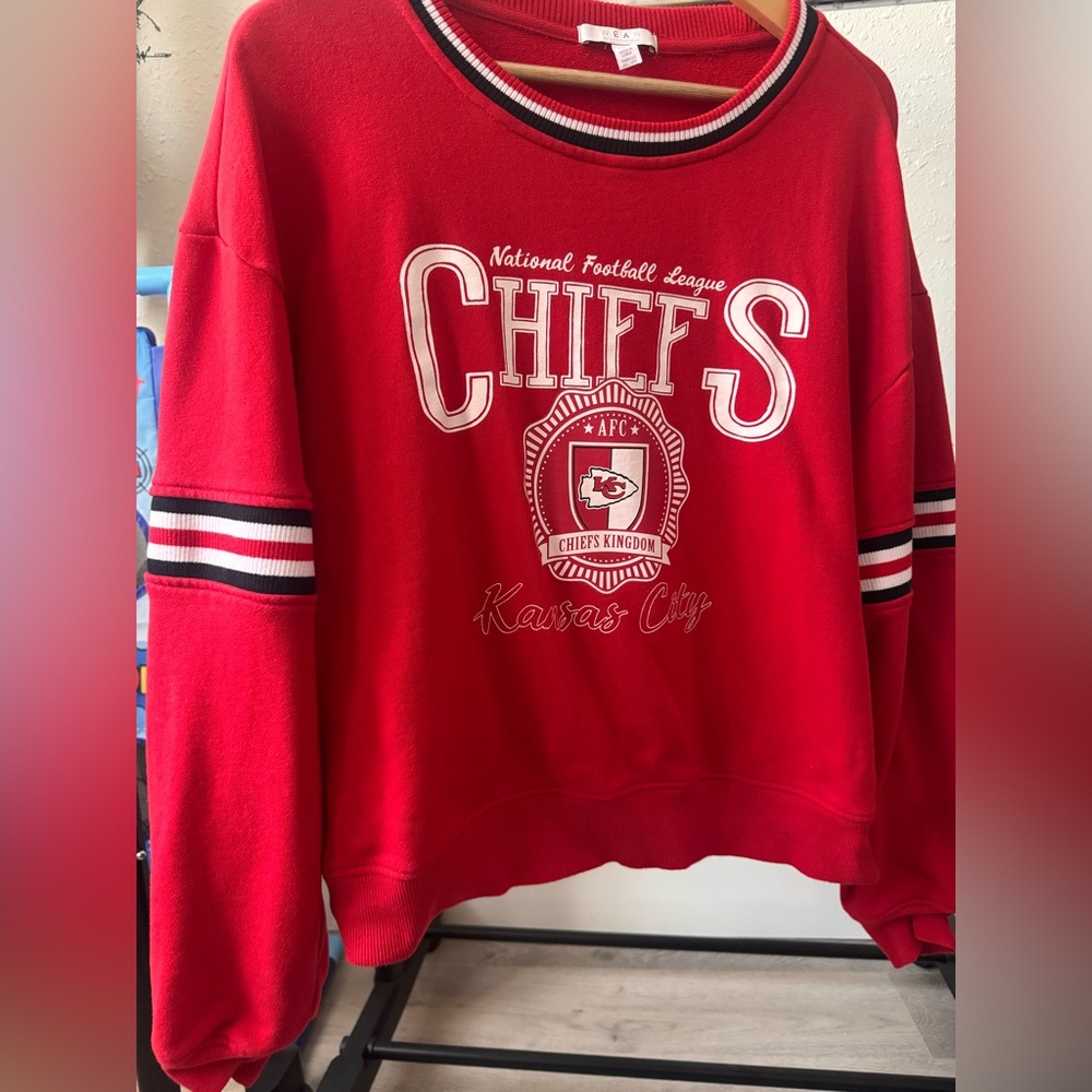 WEAR BY ERIN ANDREWS KANSAS CITY CHIEFS WOMENS RED CREST CREW SWEATSHIRT